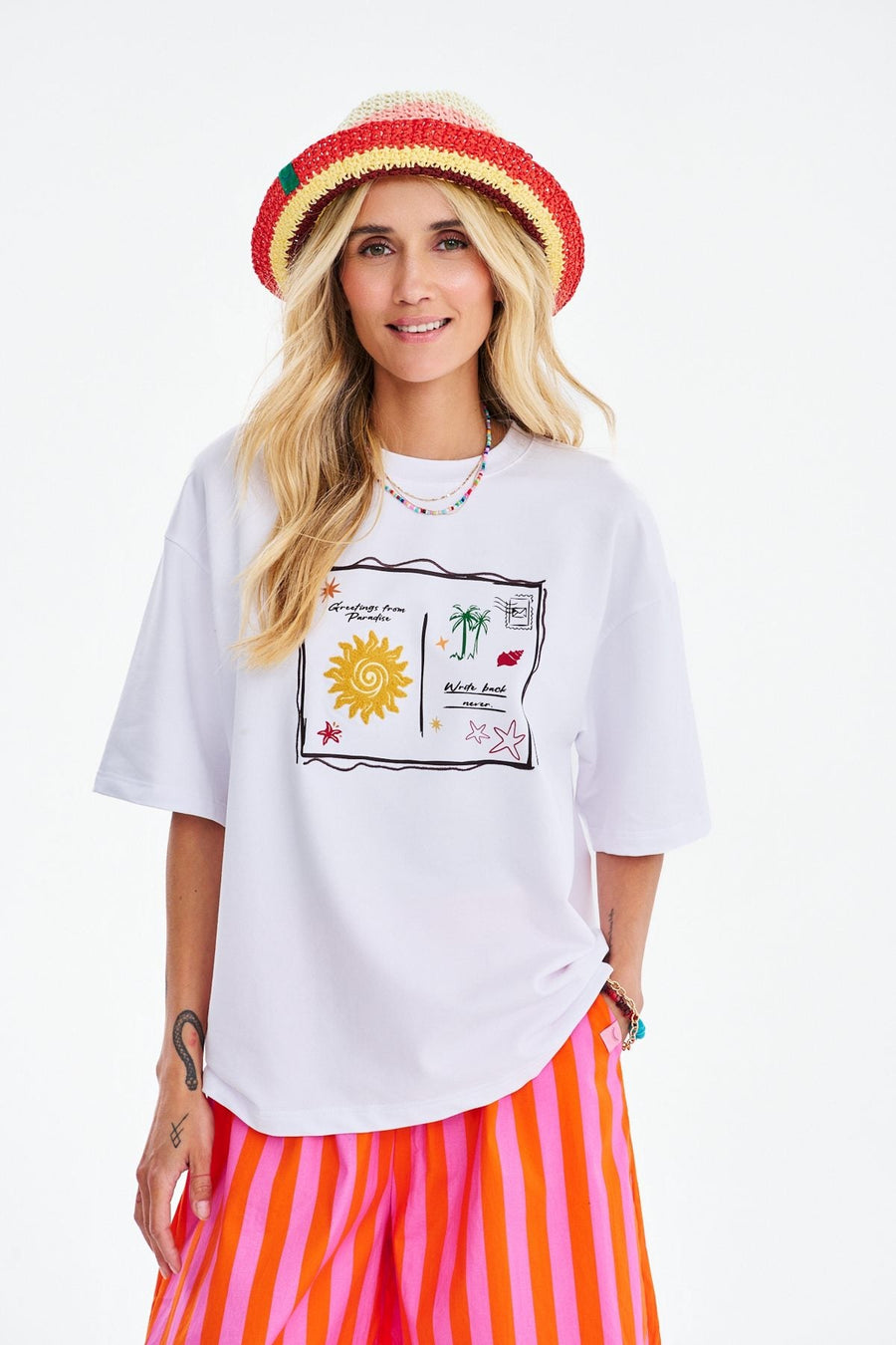 Culotty w paski w kadrze z T-shirtem écru, packshot